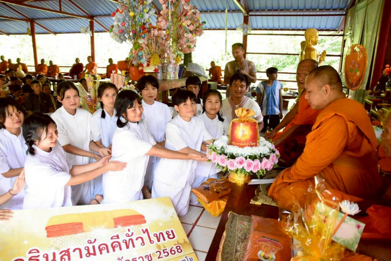 ภาพการถวายปัจจัยที่พักสงฆ์พระธรรมจาริกเชียงแก้ว