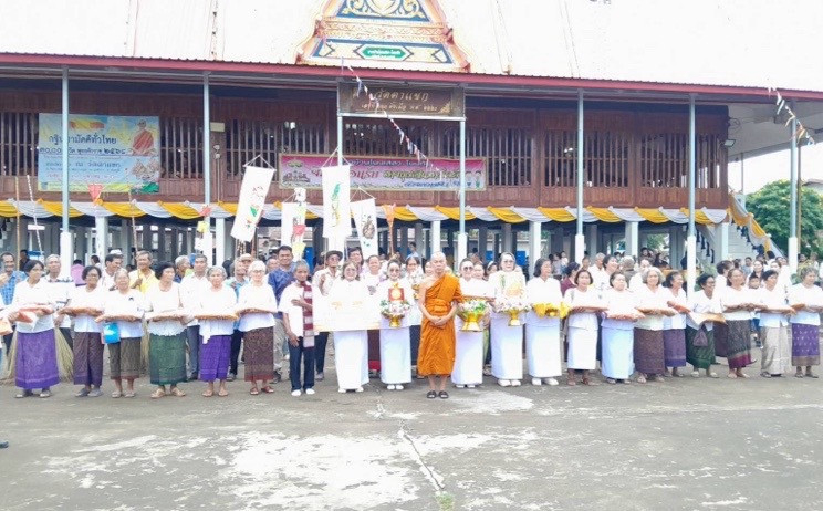 ภาพหมู่ถือพานถวายปัจจัยวัดตาแขก