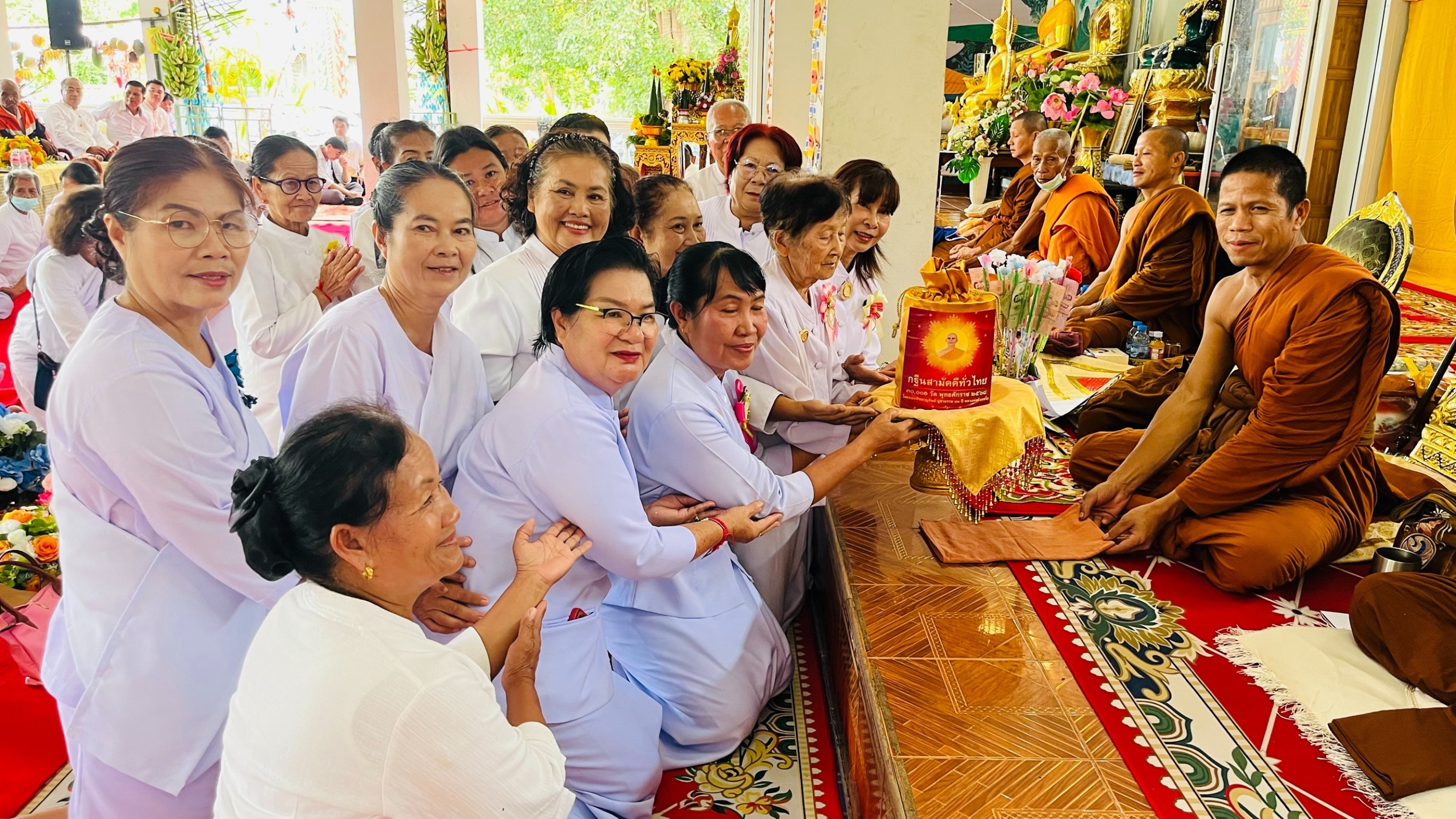 ภาพการถวายปัจจัยวัดนิเวศวิหาร