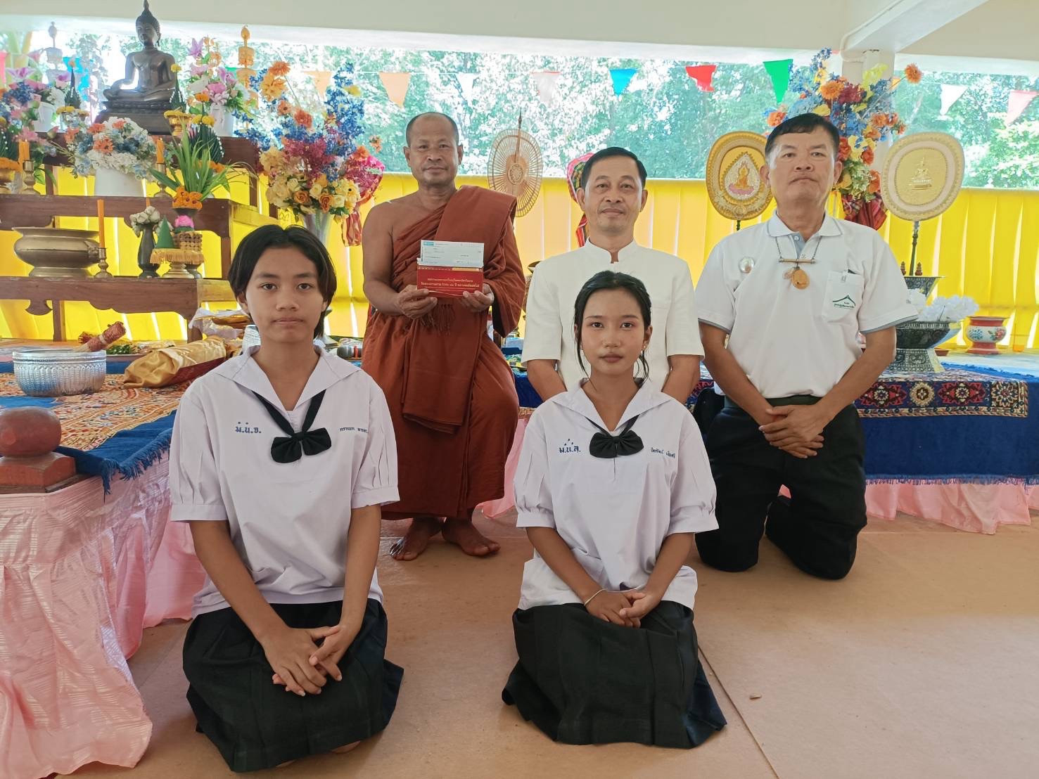 ภาพหมู่ถือพานถวายปัจจัยวัดป่าเกตุสุธาทิพย์