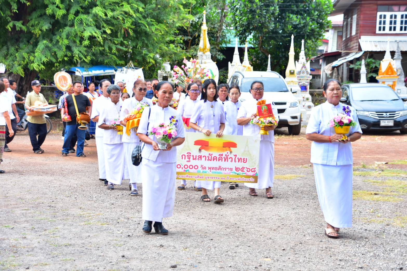 ภาพร่วมขบวนกฐินวัดคันธารมณ์