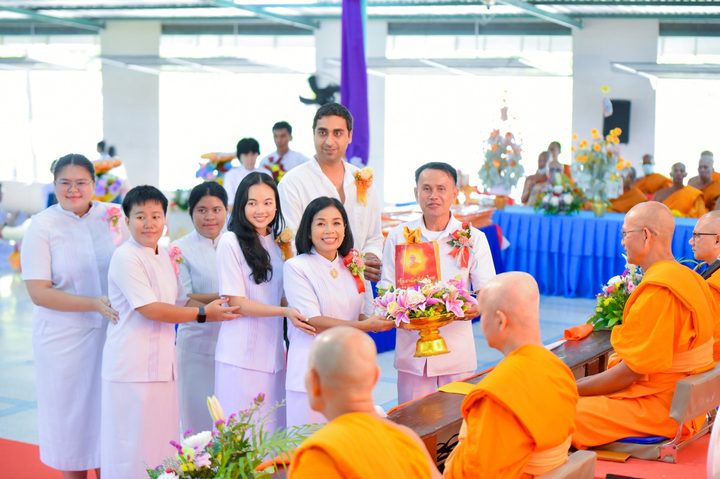 ภาพหมู่ถือพานถวายปัจจัยศูนย์อบรมเยาวชนสุรินทร์