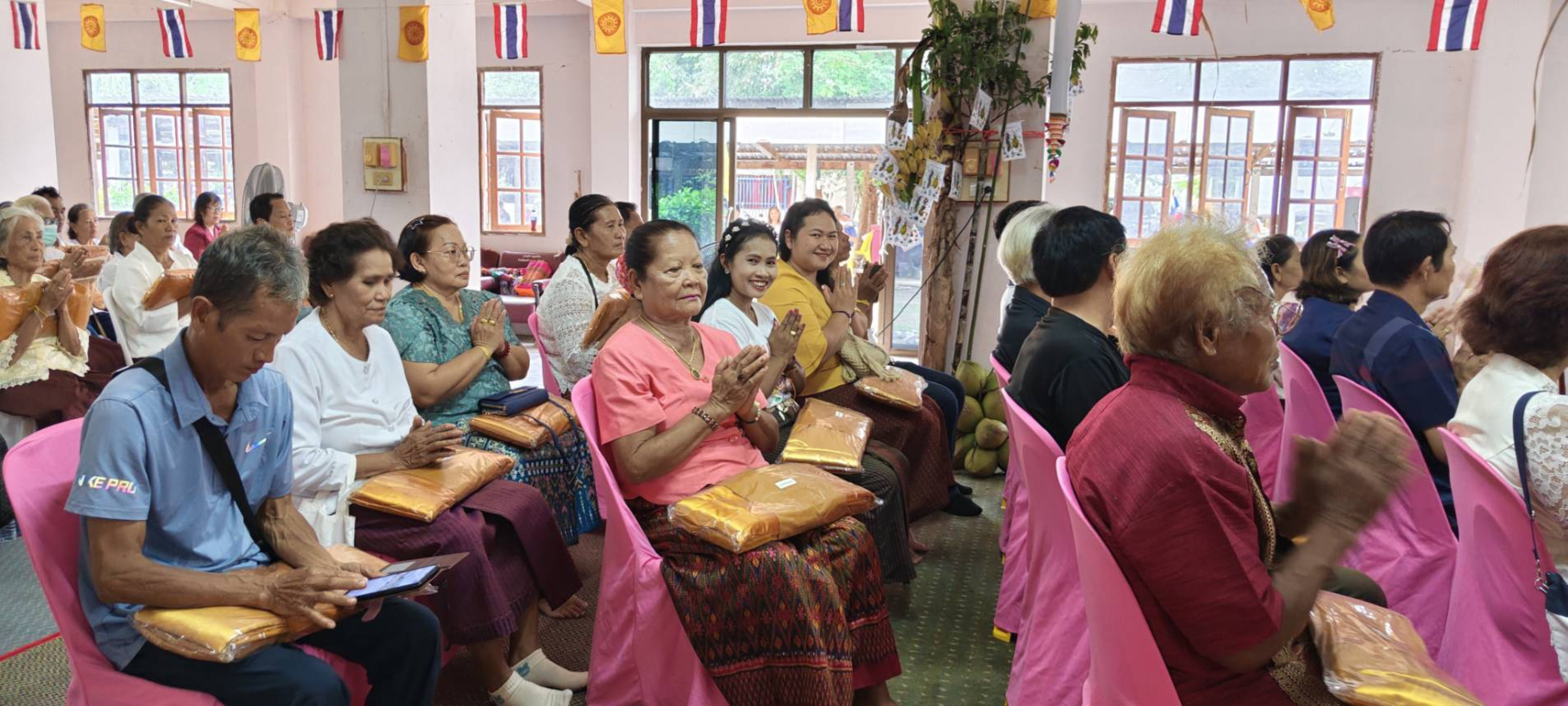 ภาพร่วมพิธีกรรมวัดประสพสุข