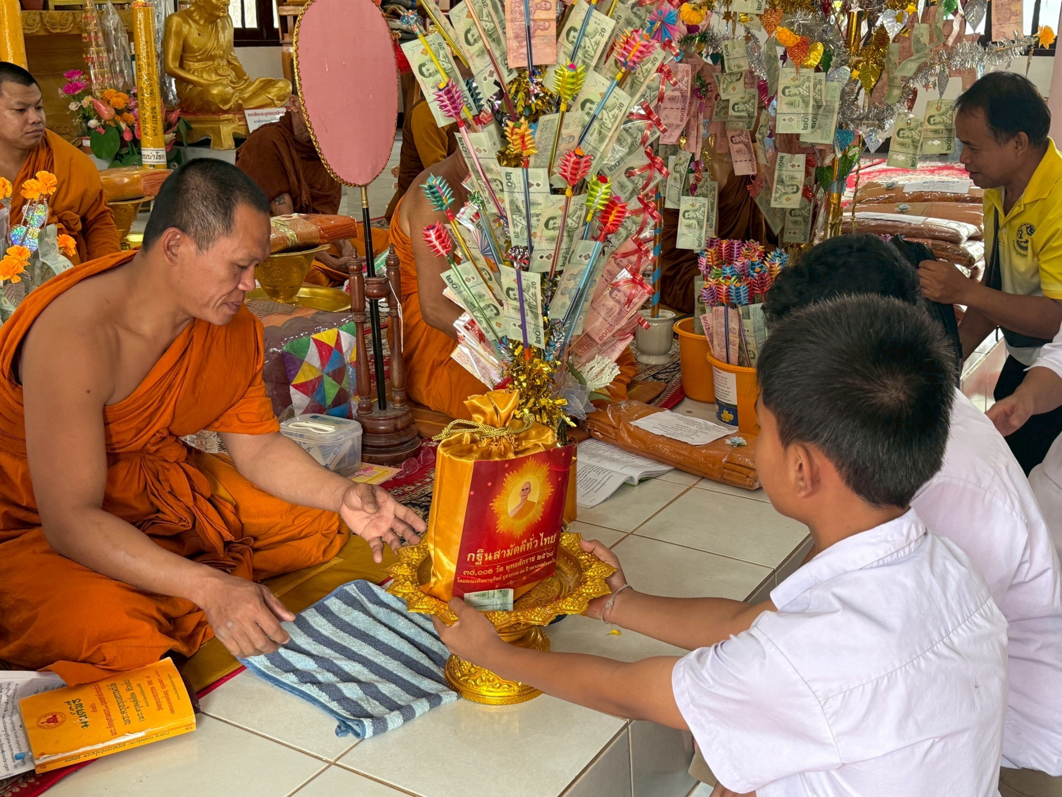 ภาพการถวายปัจจัยวัดวังแคน
