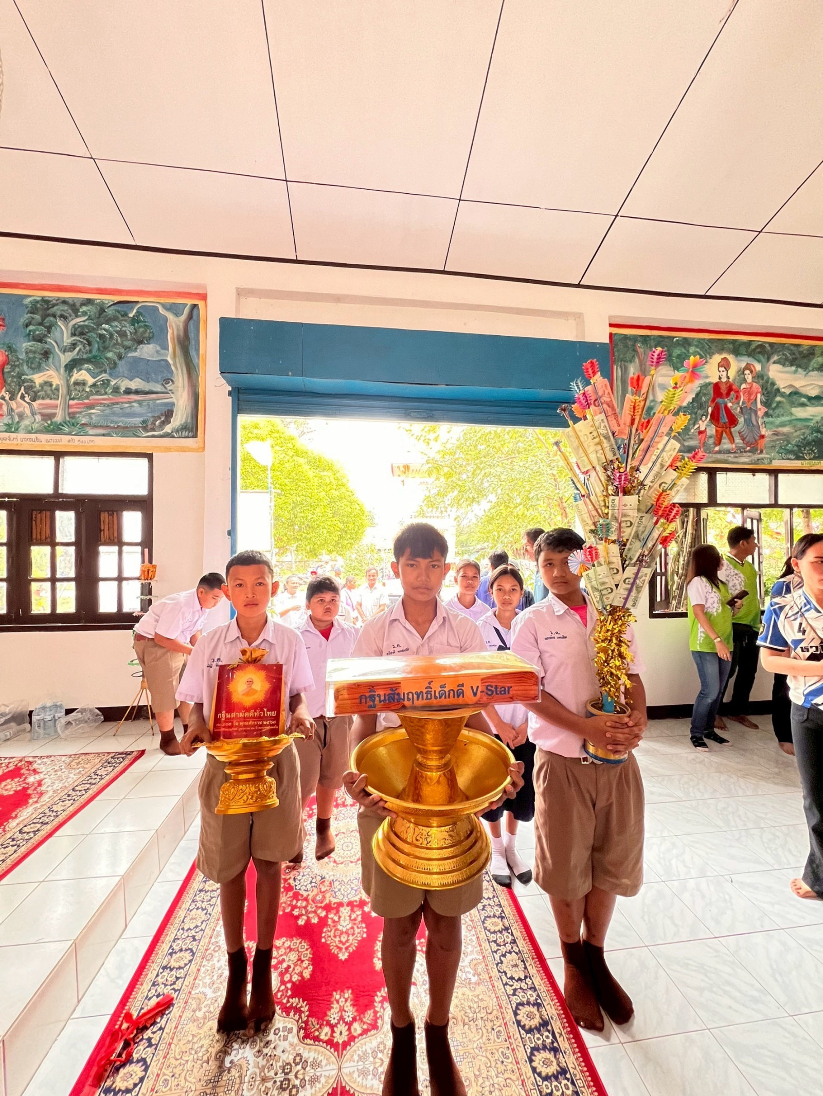 ภาพหมู่ถือพานถวายปัจจัยวัดวังแคน