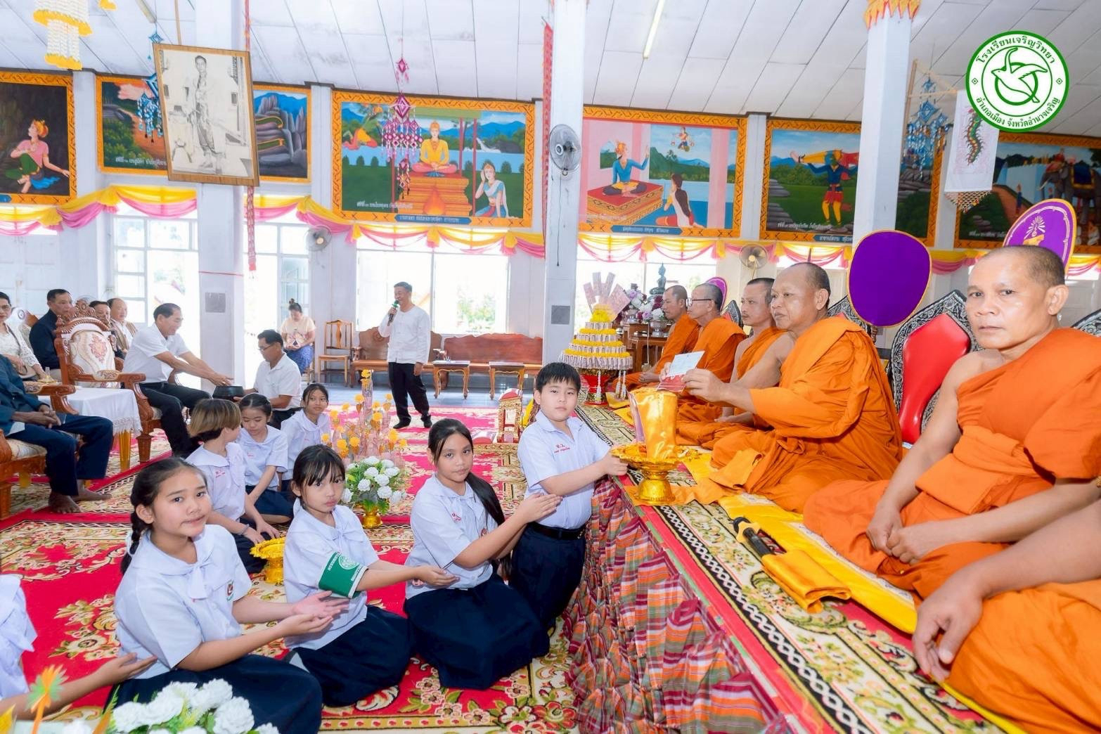 ภาพหมู่ถือพานถวายปัจจัยวัดพันธวิชา