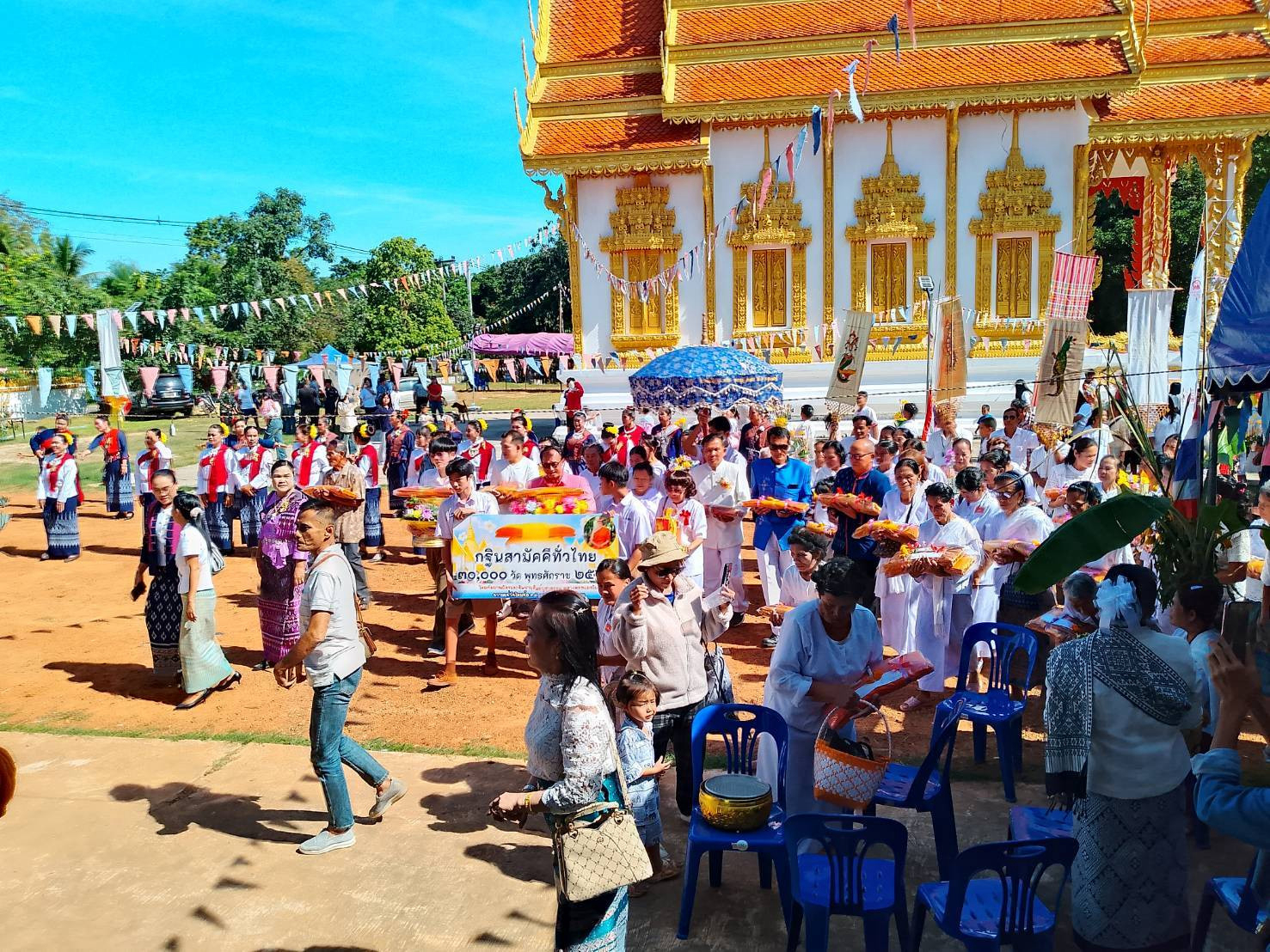 ภาพร่วมพิธีกรรมวัดโพนค้อ