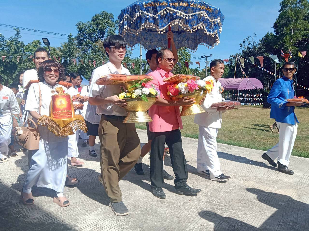 ภาพร่วมพิธีกรรมวัดโพนค้อ