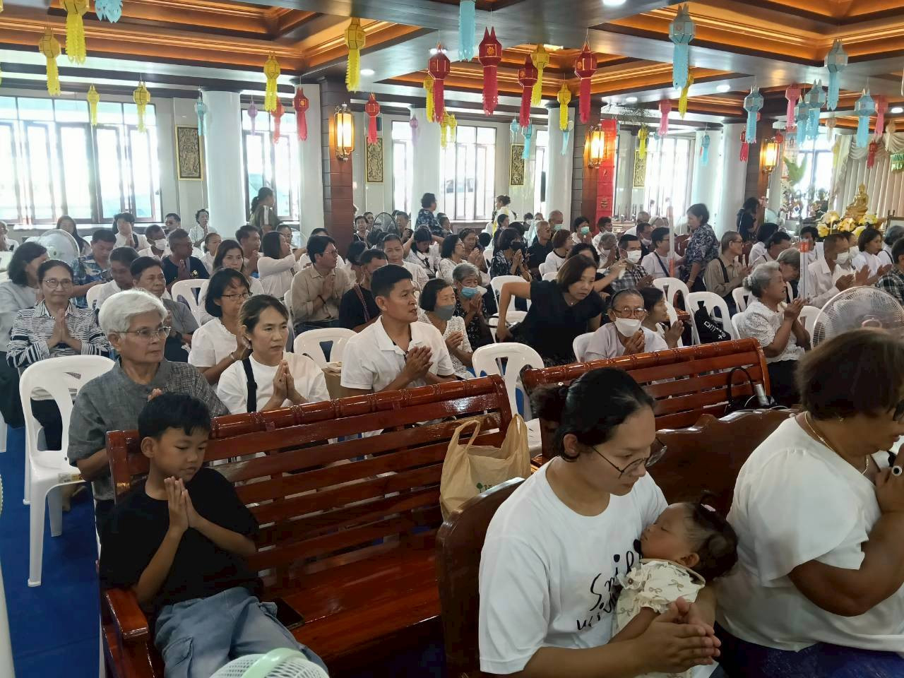 ภาพร่วมพิธีกรรมวัดกลางท่าข้าม