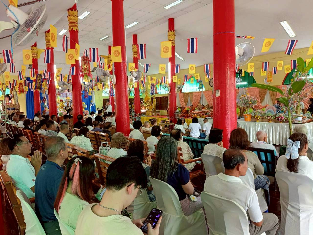 ภาพร่วมพิธีกรรมวัดโพธิ์เอน