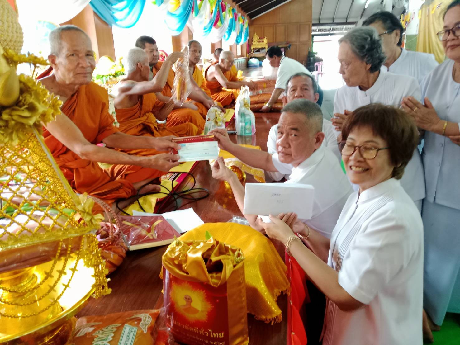ภาพการถวายปัจจัยวัดกำมะเชียร