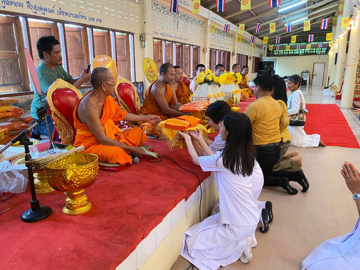 ภาพหมู่ถือพานถวายปัจจัยวัดคีรีรัตนาราม