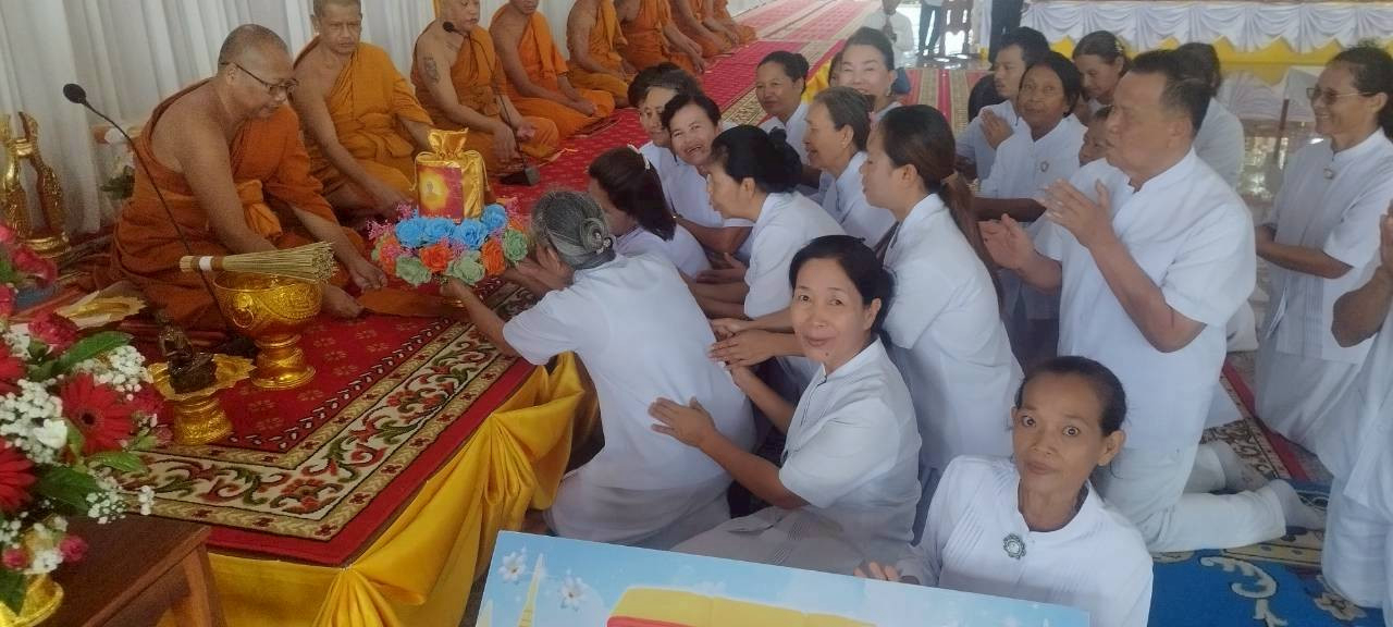 ภาพการถวายปัจจัยวัดแตงเม