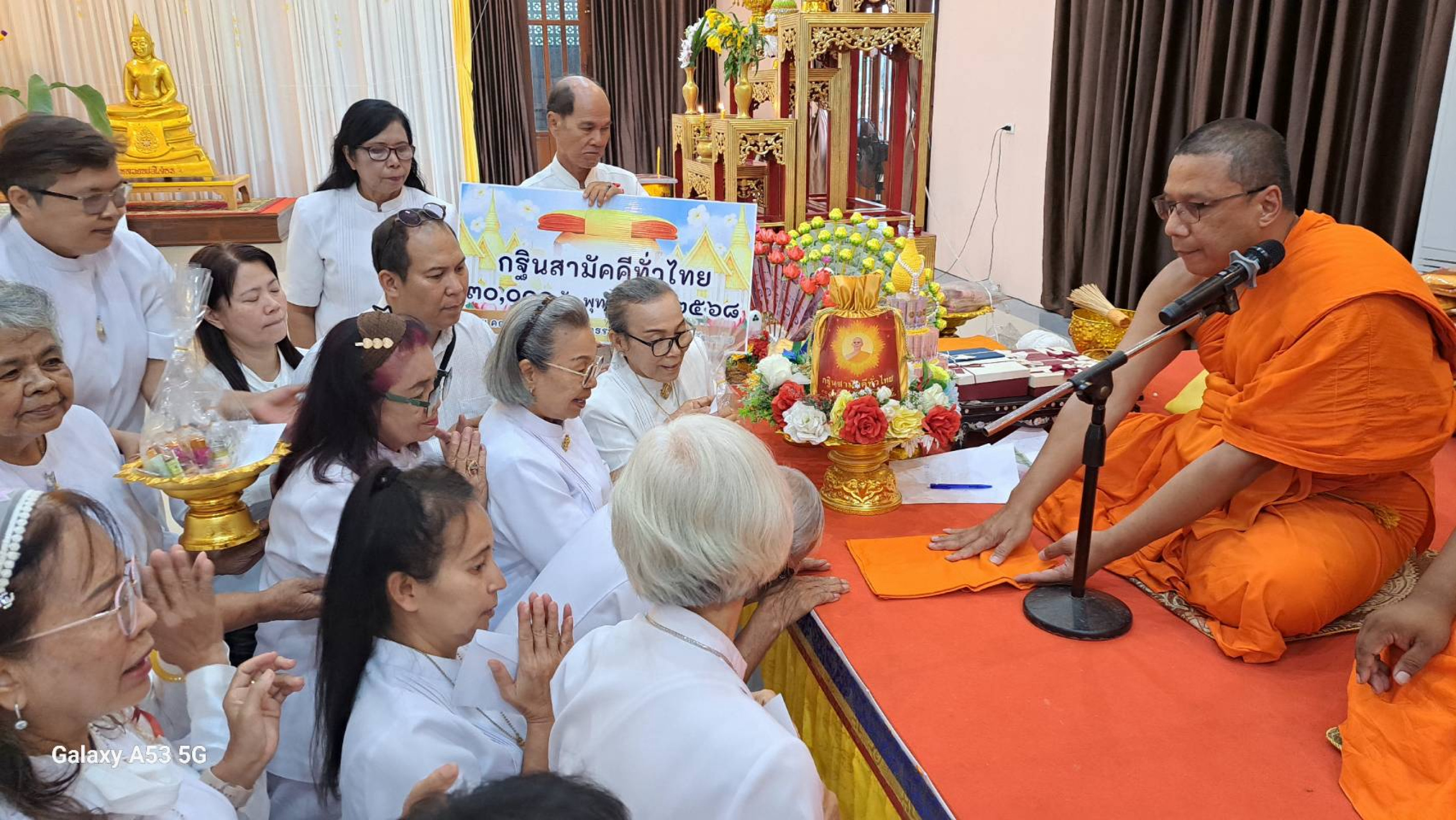 ภาพหมู่ถือพานถวายปัจจัยวัดหัวกรด