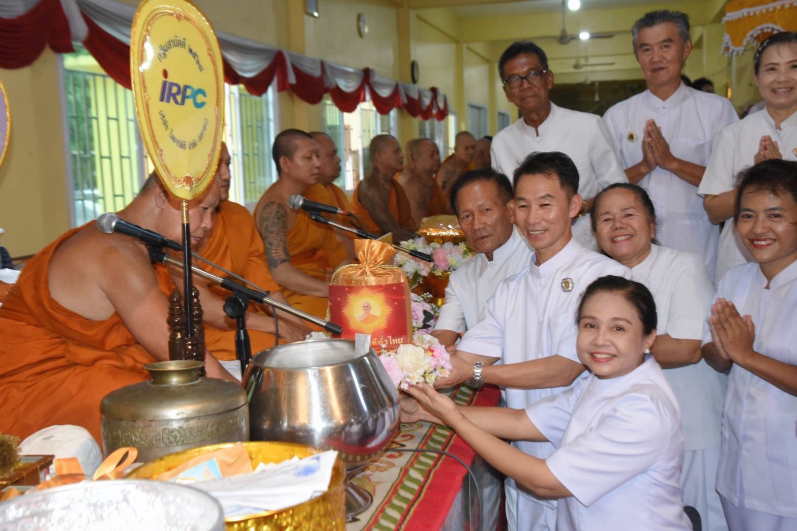 ภาพการถวายปัจจัยวัดเนินพุทรา