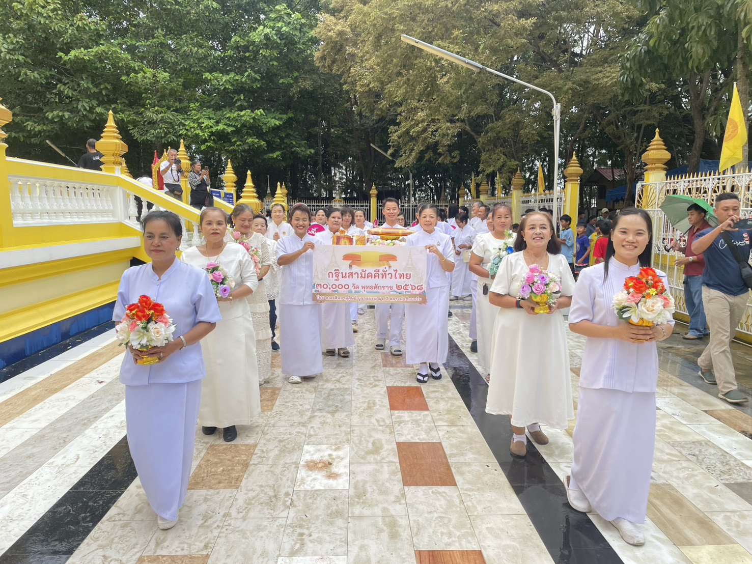 ภาพร่วมขบวนกฐินวัดเนินพุทรา