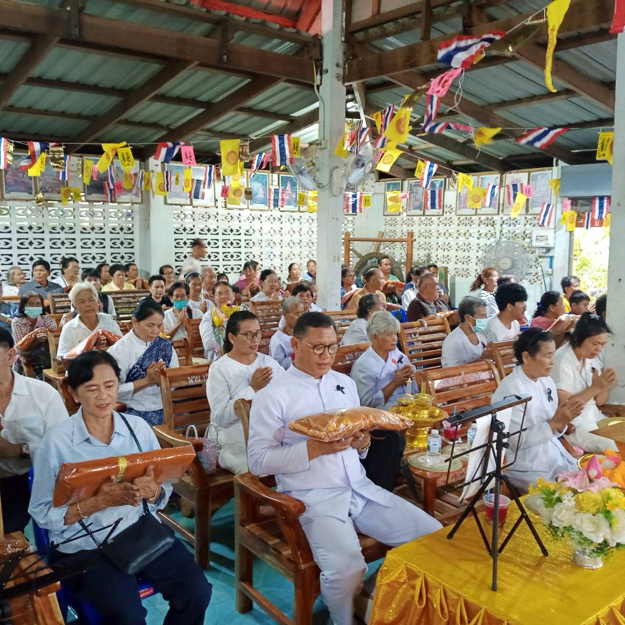 ภาพร่วมพิธีกรรมวัดเขาสำพุง