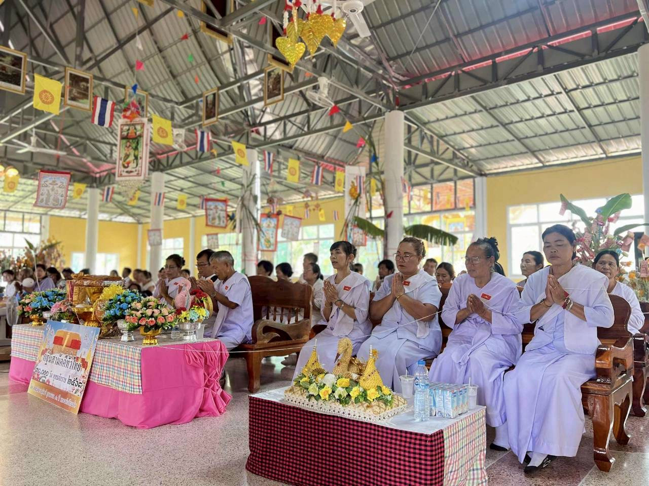 ภาพร่วมพิธีกรรมที่พักสงฆ์บ้านหนองไทย
