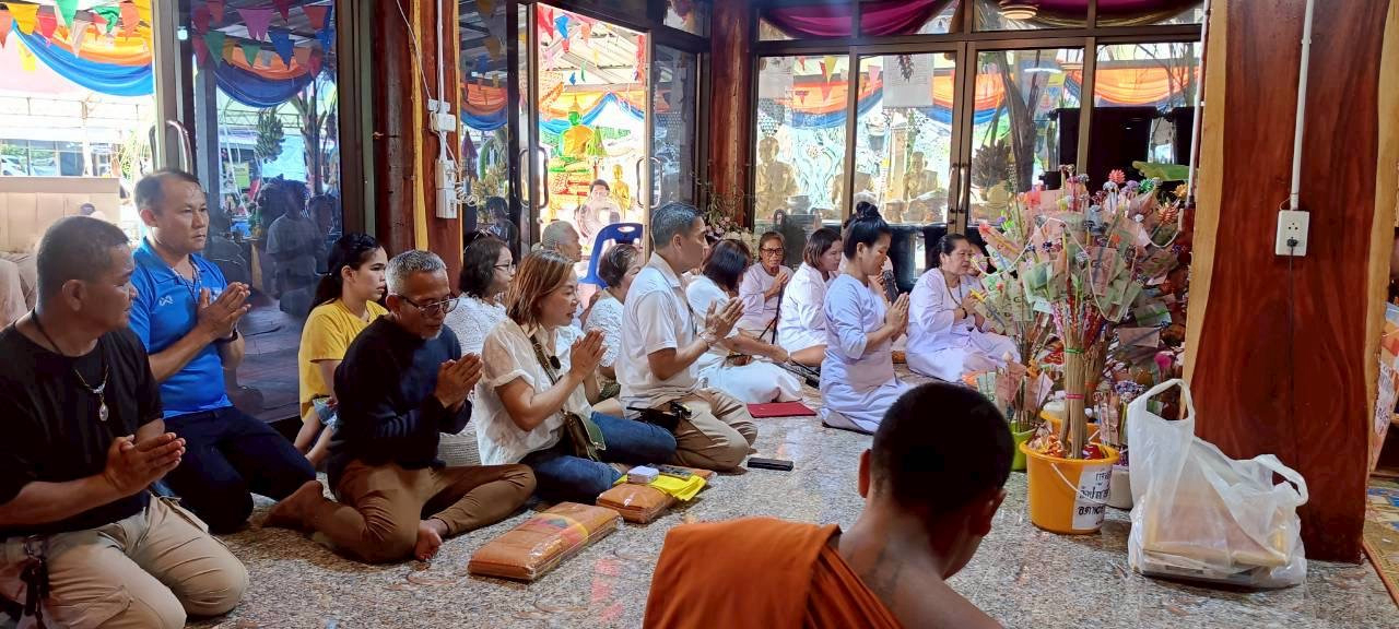 ภาพร่วมพิธีกรรมที่พักสงฆ์เขาย้อยผาแดง
