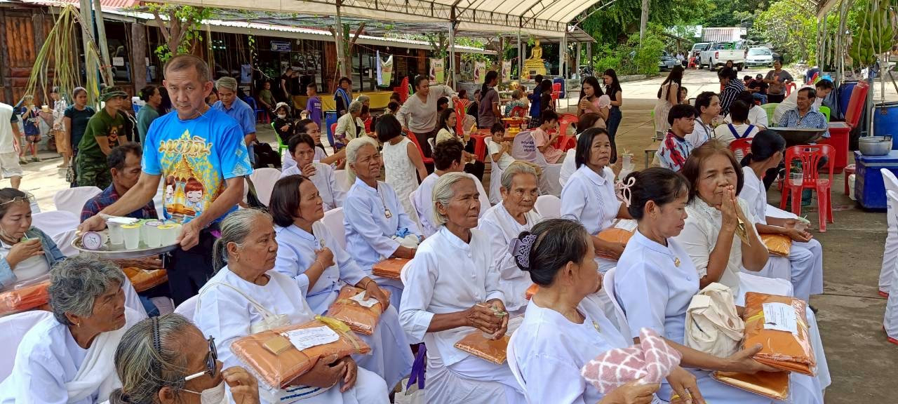 ภาพร่วมพิธีกรรมที่พักสงฆ์เขาย้อยผาแดง