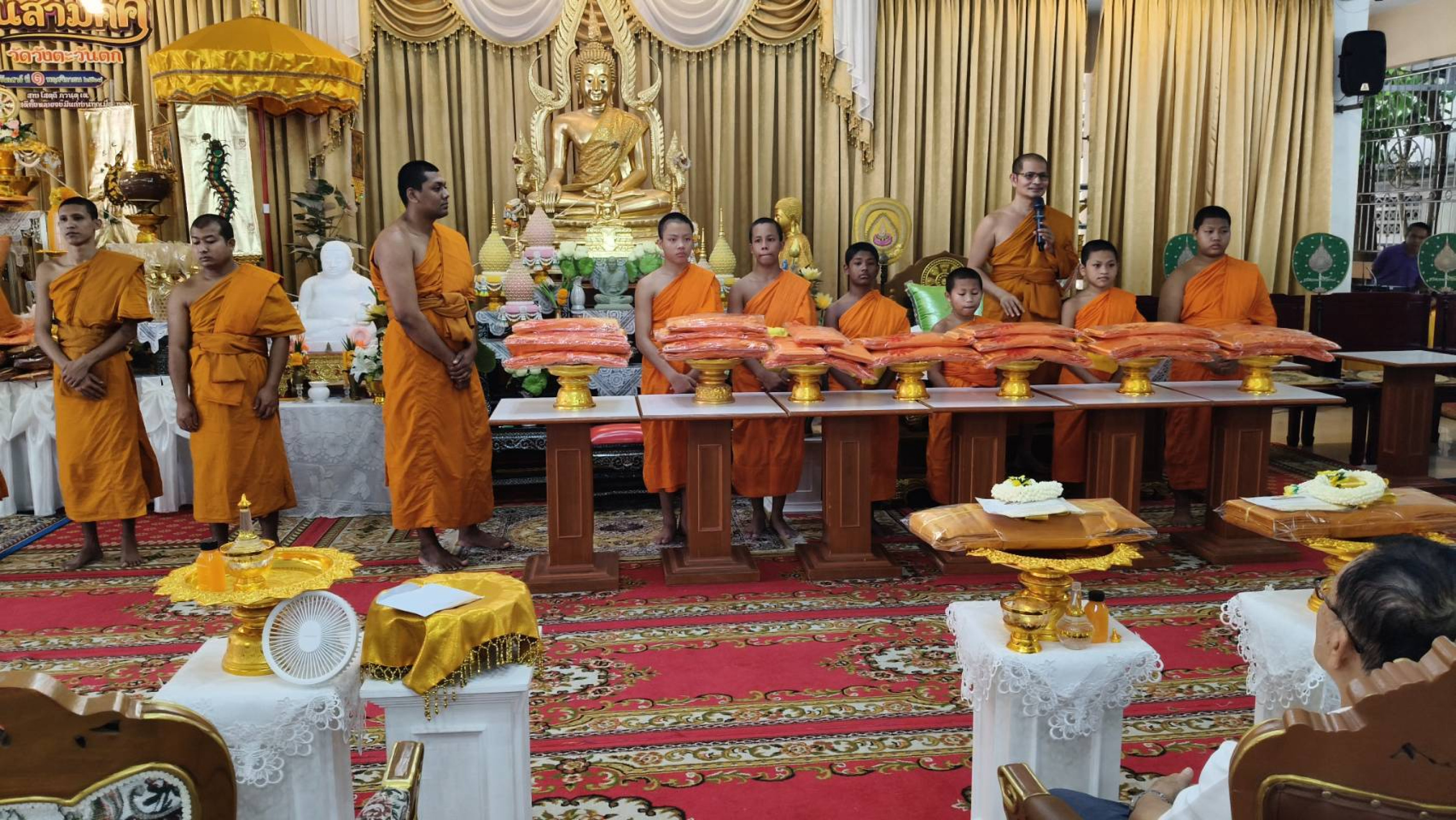 ภาพหมู่ถือพานถวายปัจจัยวัดวังตะวันตก