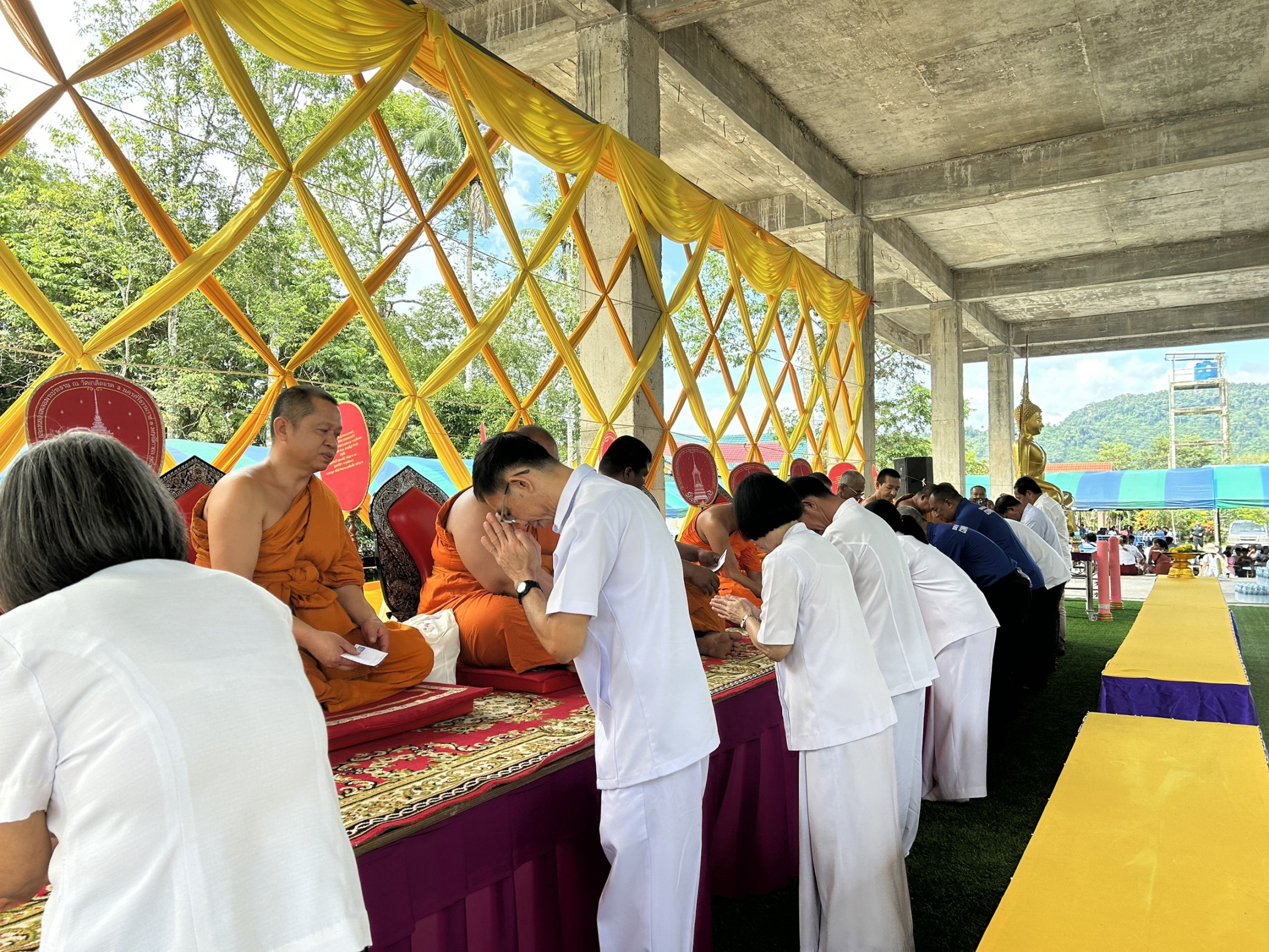 ภาพร่วมพิธีกรรมวัดเกล็ดแรด