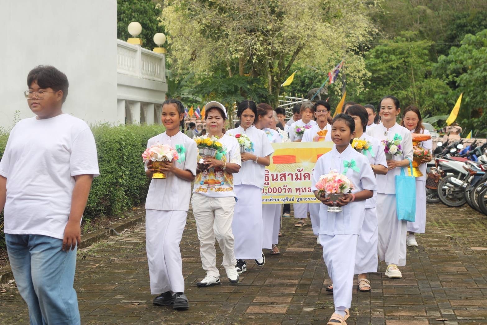 ภาพร่วมขบวนกฐินวัดบ่อน้ำร้อน