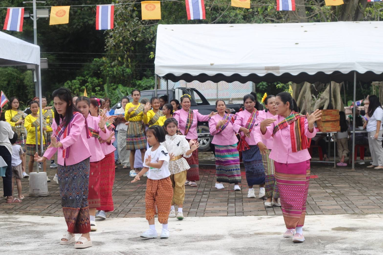 ภาพร่วมพิธีกรรมวัดบ่อน้ำร้อน