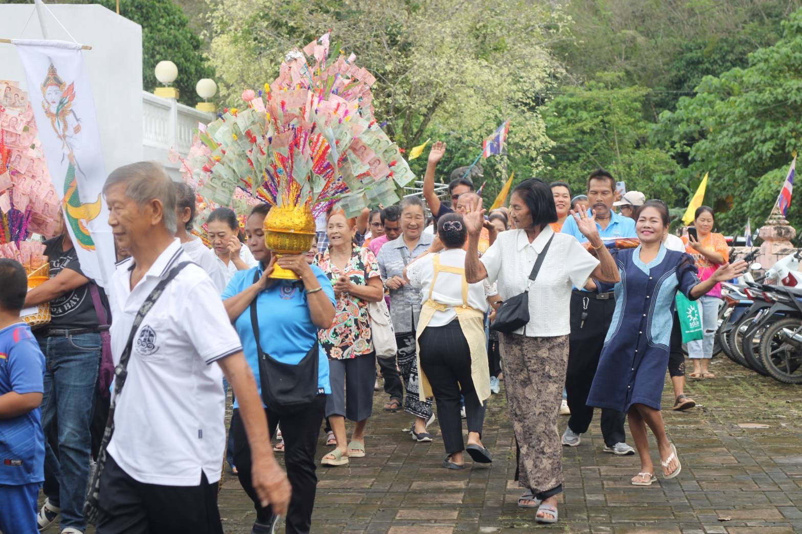 ภาพร่วมพิธีกรรมวัดบ่อน้ำร้อน