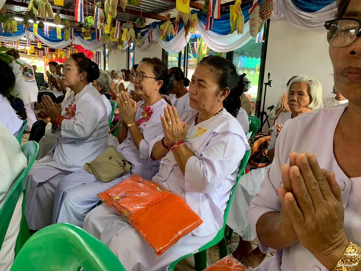 ภาพร่วมพิธีกรรมที่พักสงฆ์มอดินแดงเจริญธรรม