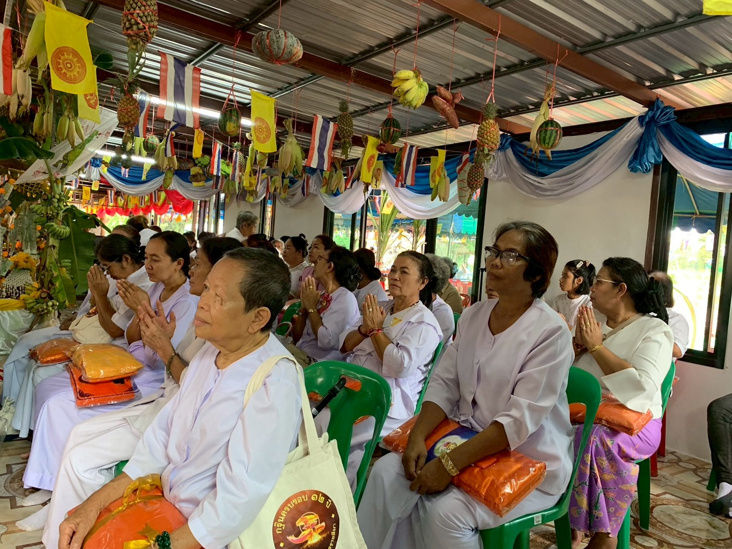 ภาพร่วมพิธีกรรมที่พักสงฆ์มอดินแดงเจริญธรรม