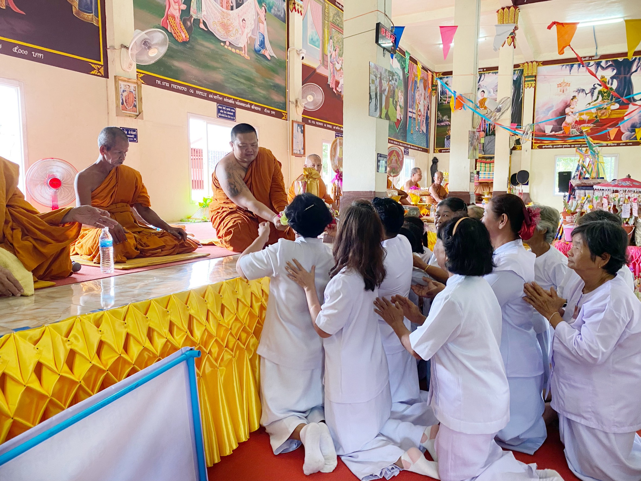 ภาพการถวายปัจจัยวัดสายโท8เหนือ