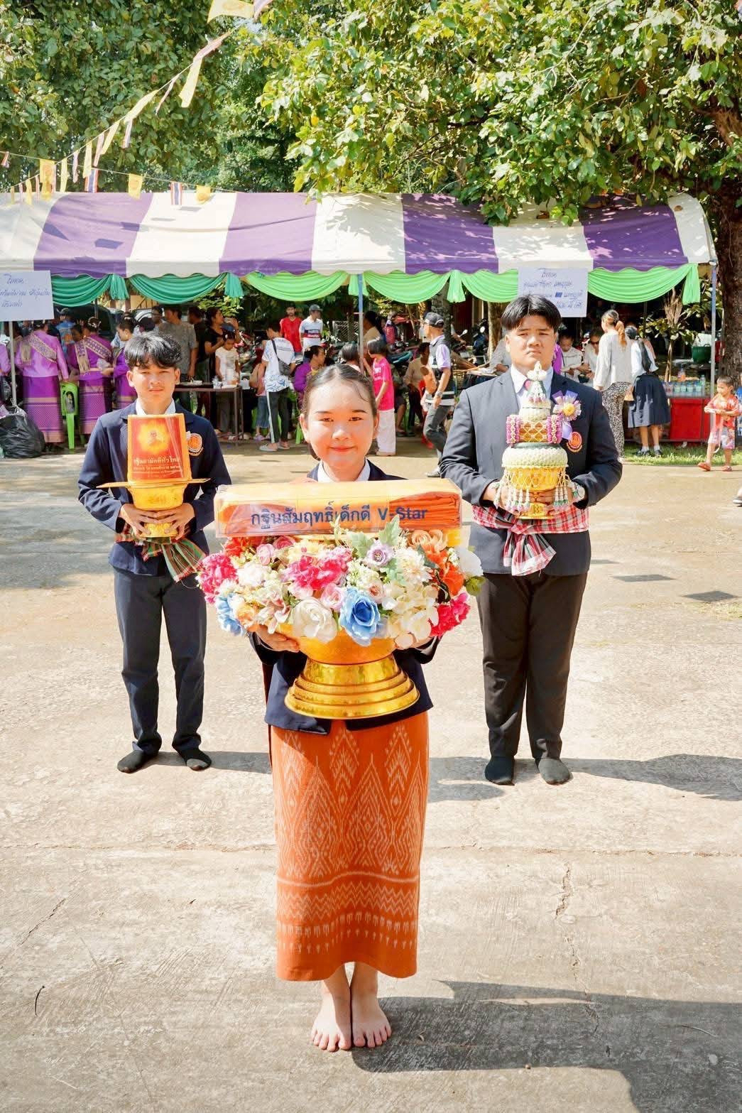 ภาพหมู่ถือพานถวายปัจจัยวัดศรีเทพเลิงสดวนาราม