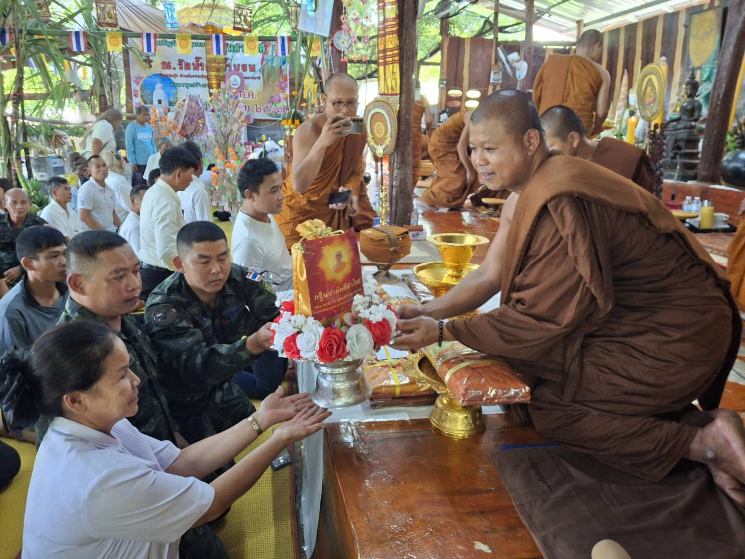 ภาพการถวายปัจจัยวัดป่าน้ำตกถ้ำบอนเจริญธรรม