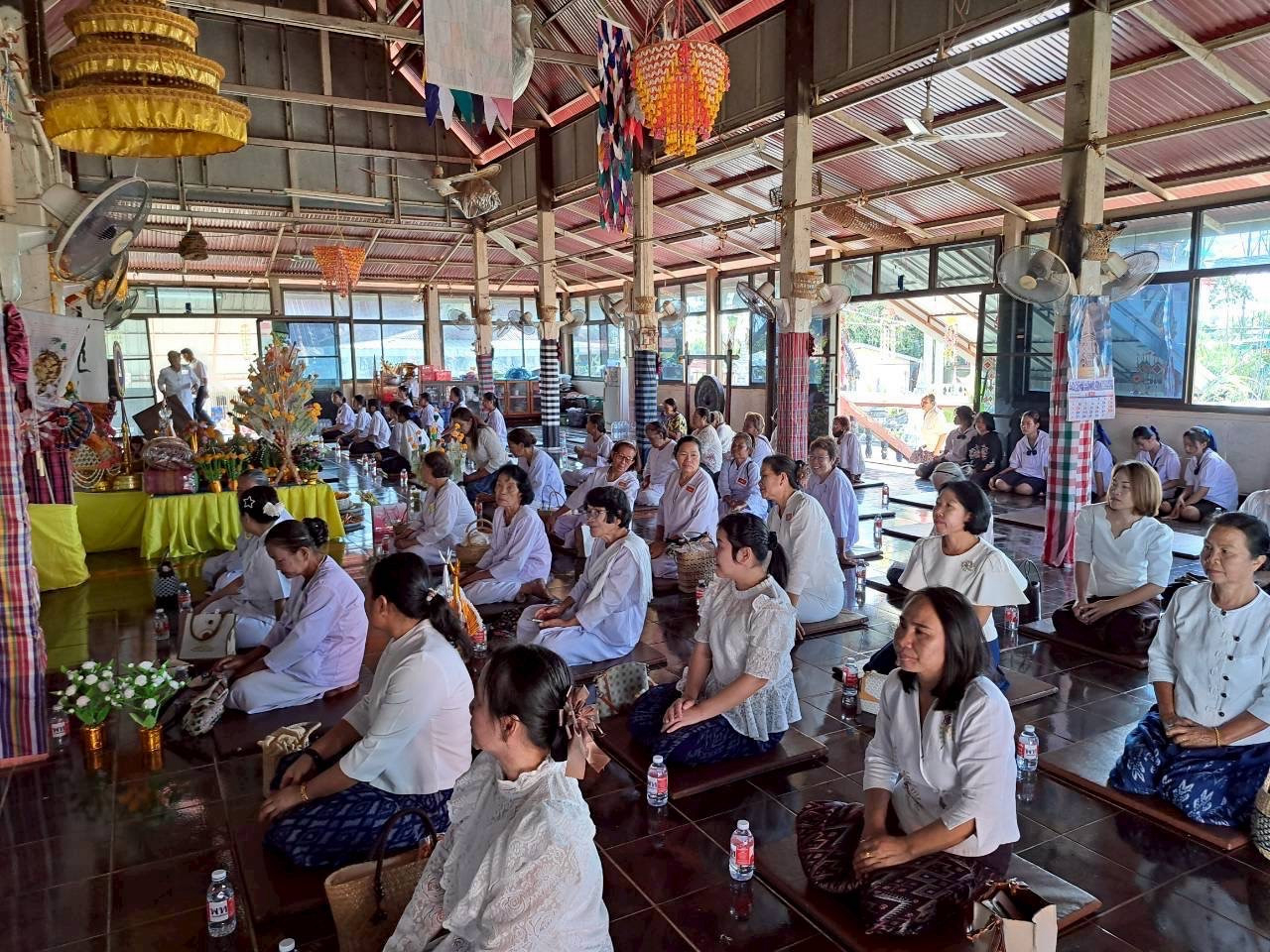 ภาพร่วมพิธีกรรมวัดโพนสว่าง