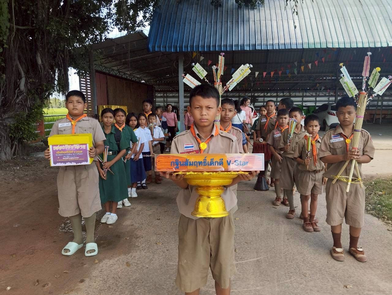 ภาพหมู่ถือพานถวายปัจจัยวัดหนองอิไทย