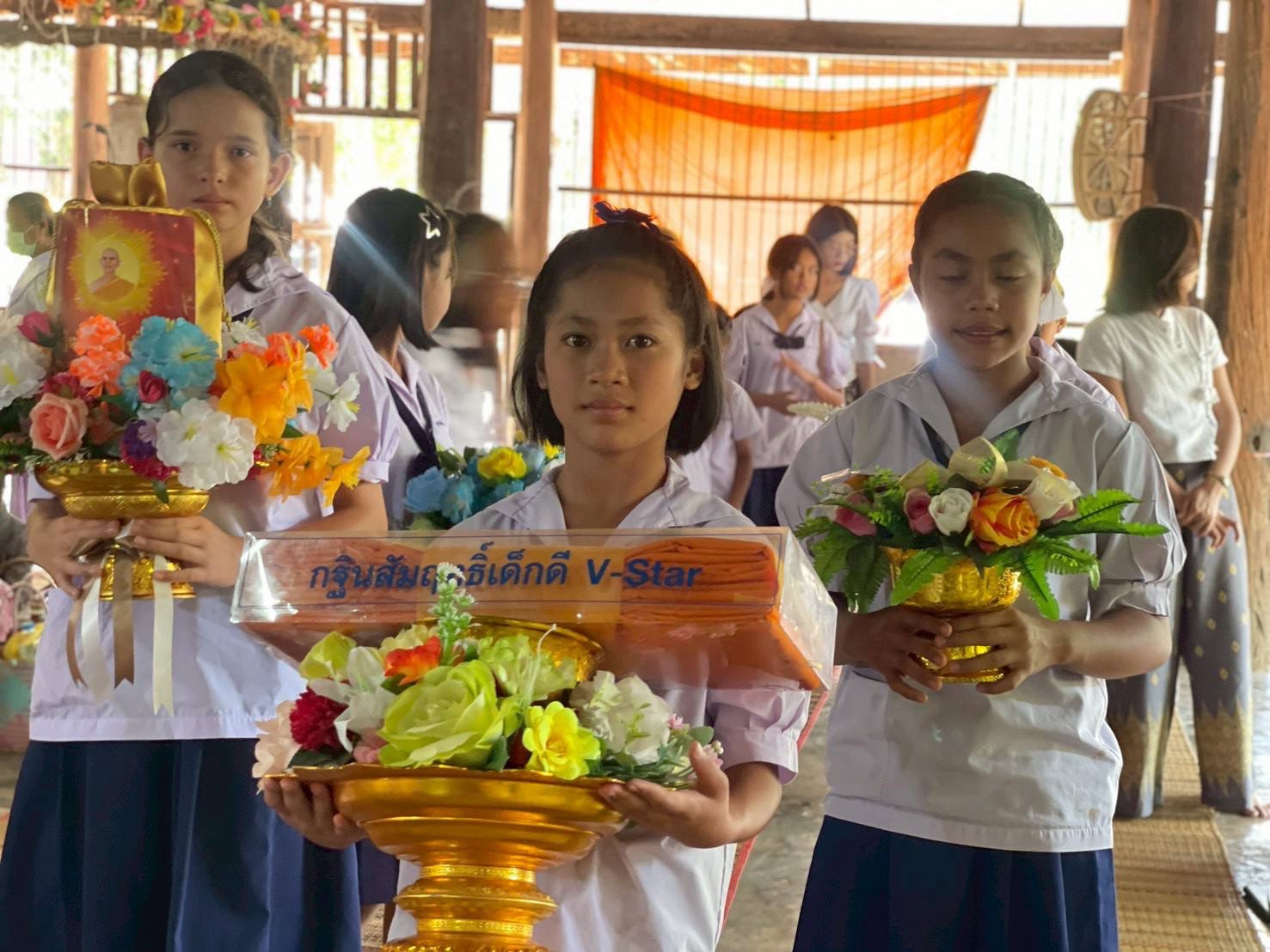 ภาพหมู่ถือพานถวายปัจจัยวัดชัยชมภูพัฒนาราม