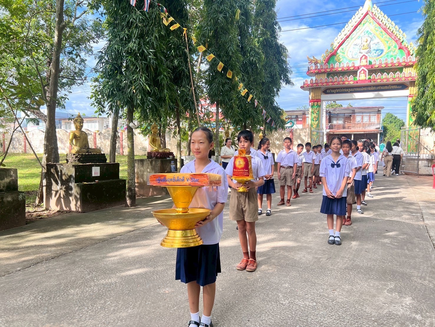 ภาพร่วมขบวนกฐินวัดศรีสว่าง