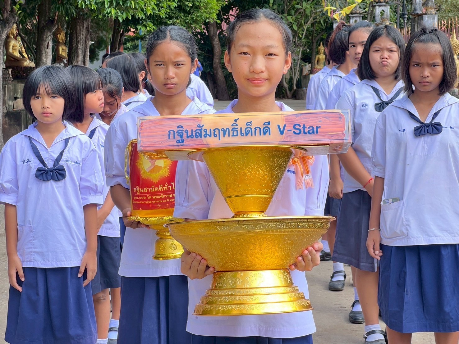 ภาพหมู่ถือพานถวายปัจจัยวัดศรีสว่าง