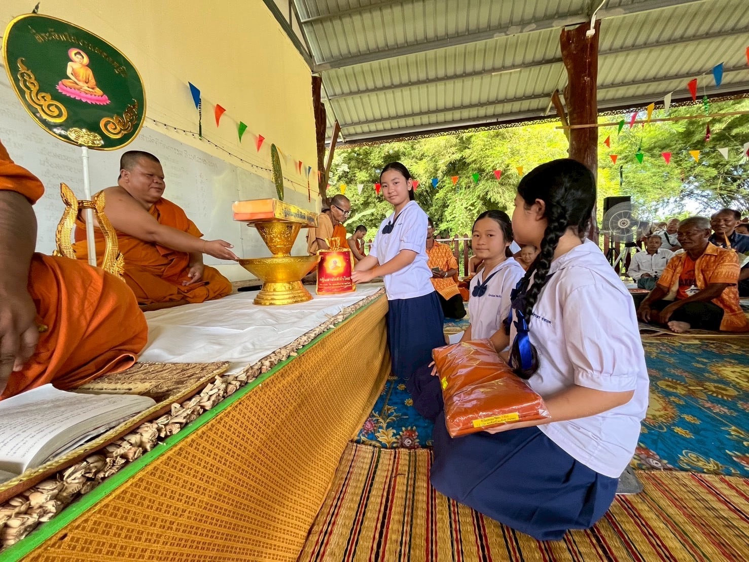 ภาพการถวายปัจจัยวัดสุตประดิษฐ์