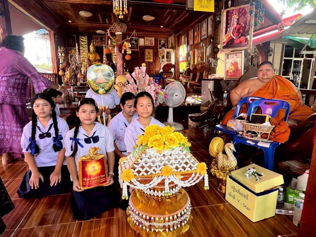 ภาพหมู่ถือพานถวายปัจจัยวัดสุตประดิษฐ์