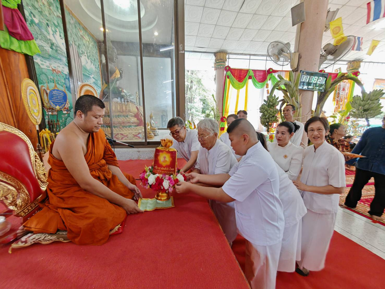 ภาพการถวายปัจจัยวัดโพธิ์เขียว