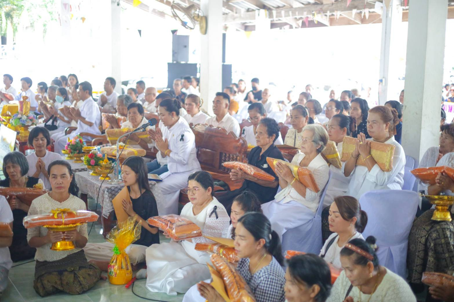 ภาพร่วมพิธีกรรมวัดประชุมชน