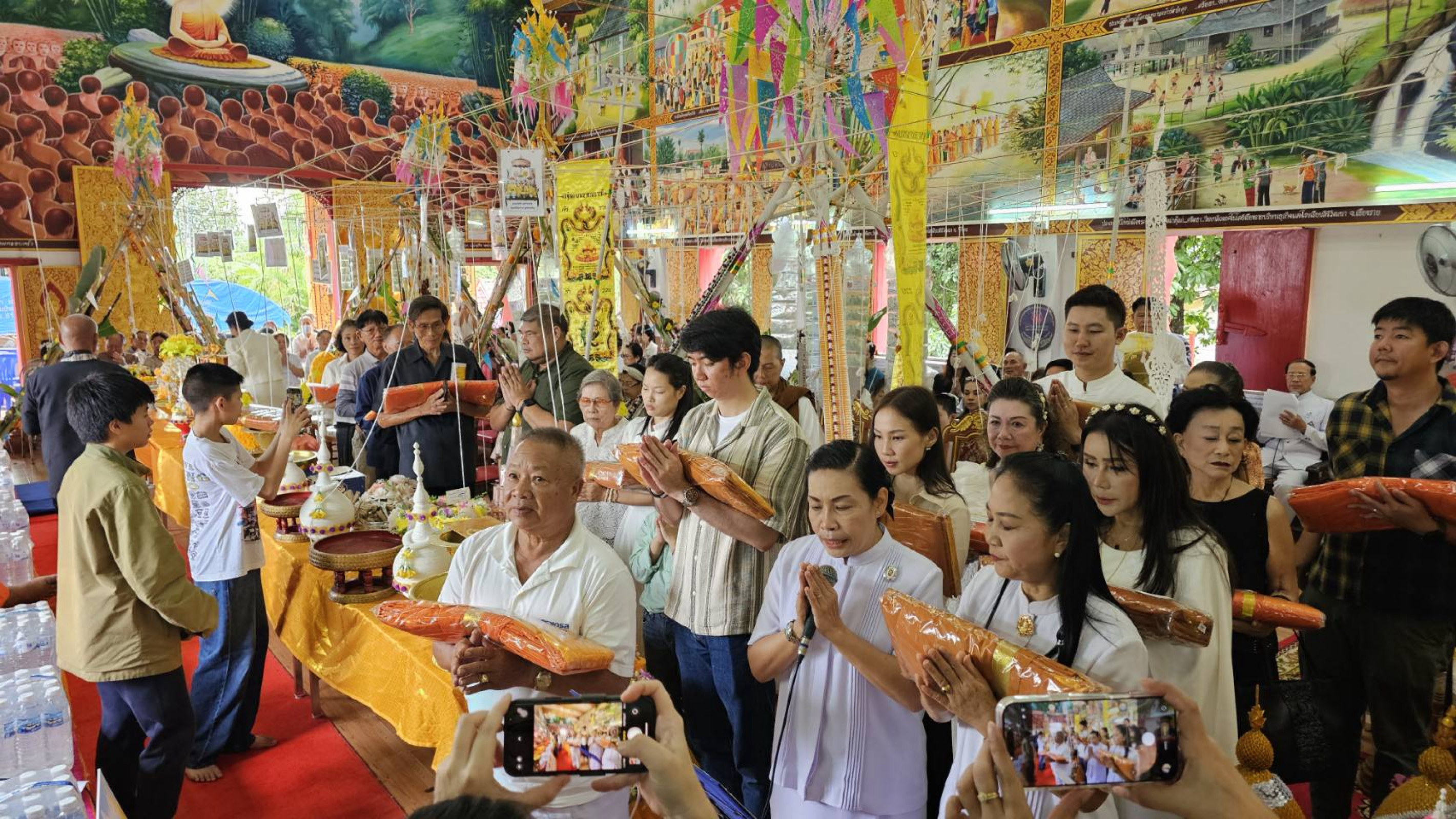 ภาพร่วมขบวนกฐินวัดป่าเป้า