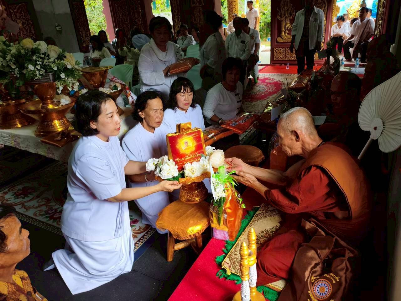 ภาพการถวายปัจจัยวัดดอยน้อย