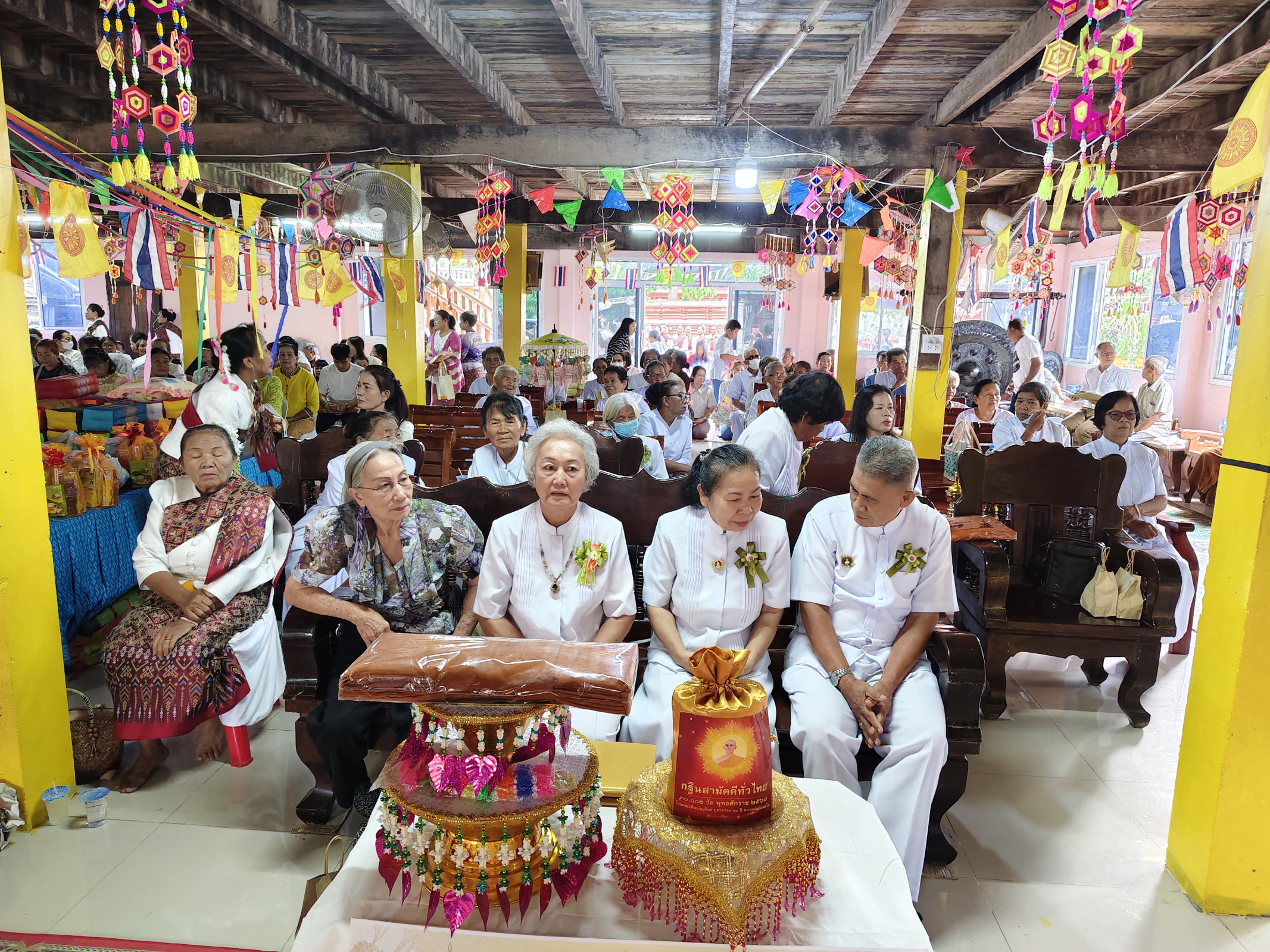 ภาพร่วมพิธีกรรมวัดสว่างมหาโพธิ์