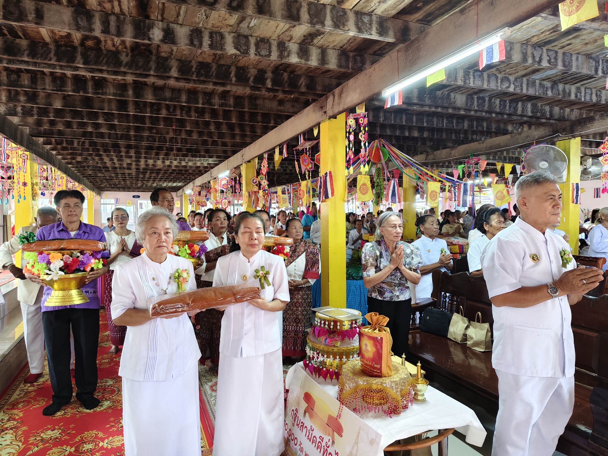 ภาพร่วมพิธีกรรมวัดสว่างมหาโพธิ์