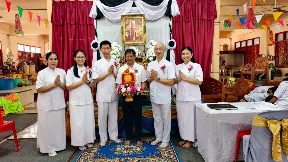 ภาพหมู่ถือพานถวายปัจจัยวัดปัญจาภิรมย์