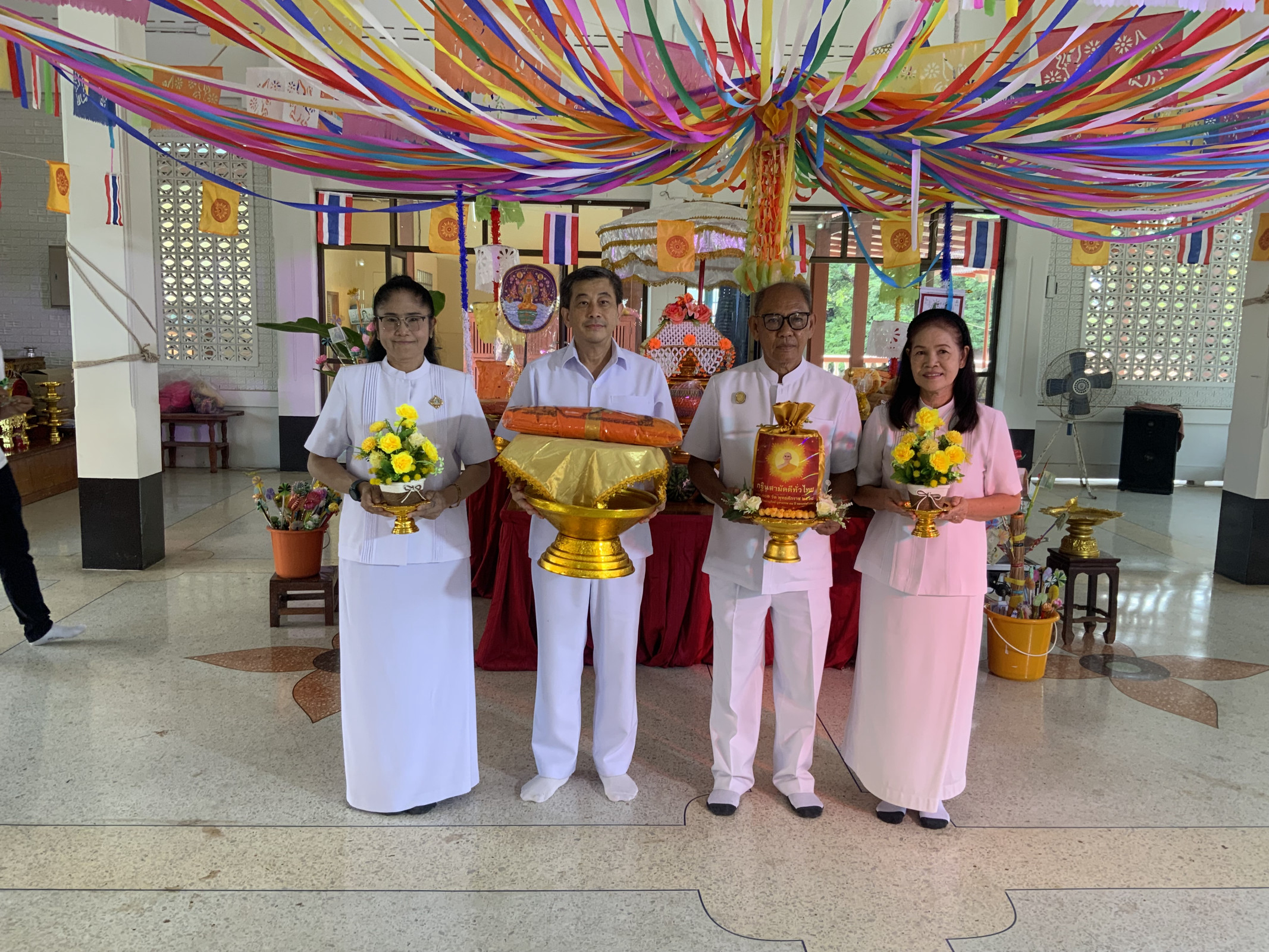 ภาพร่วมขบวนกฐินวัดแปดแก้ว