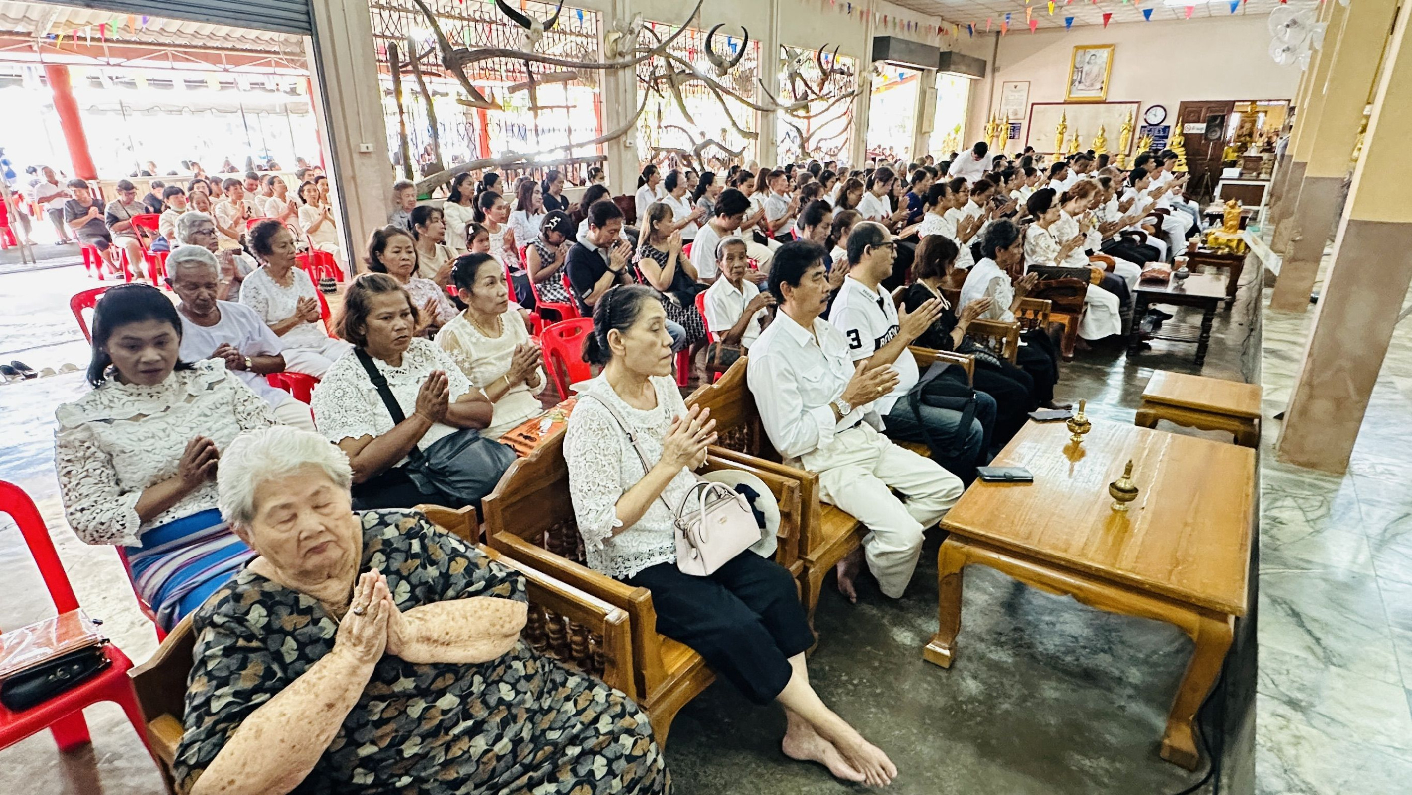 ภาพร่วมพิธีกรรมวัดเกาะธรรมประทีป